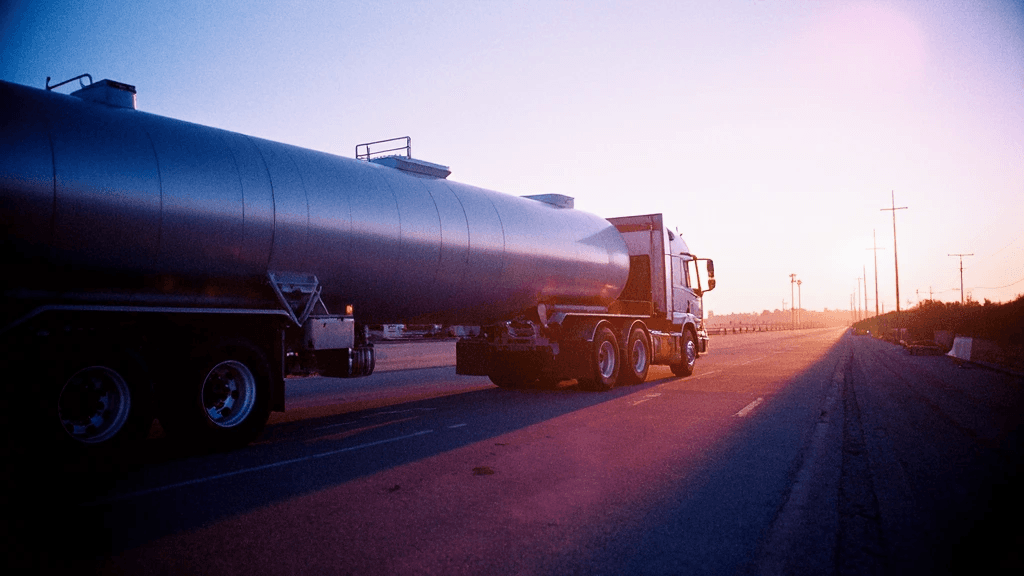 Tanklastwagen in dramatischer Abendstimmung — Straßen- und Verteilerlogistik.